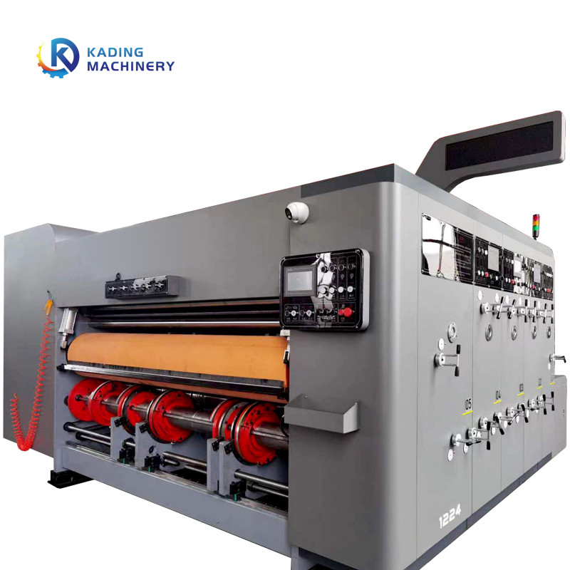 Entièrement - machine de découpage de carton fonctionnel d'automation avec le pistolet de pulvérisation de dépoussiérage pour la coupe de carton