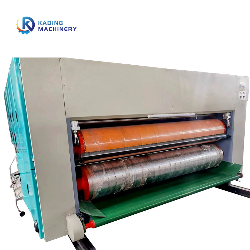 Entièrement - machine de découpage de carton fonctionnel d'automation avec le pistolet de pulvérisation de dépoussiérage pour la coupe de carton