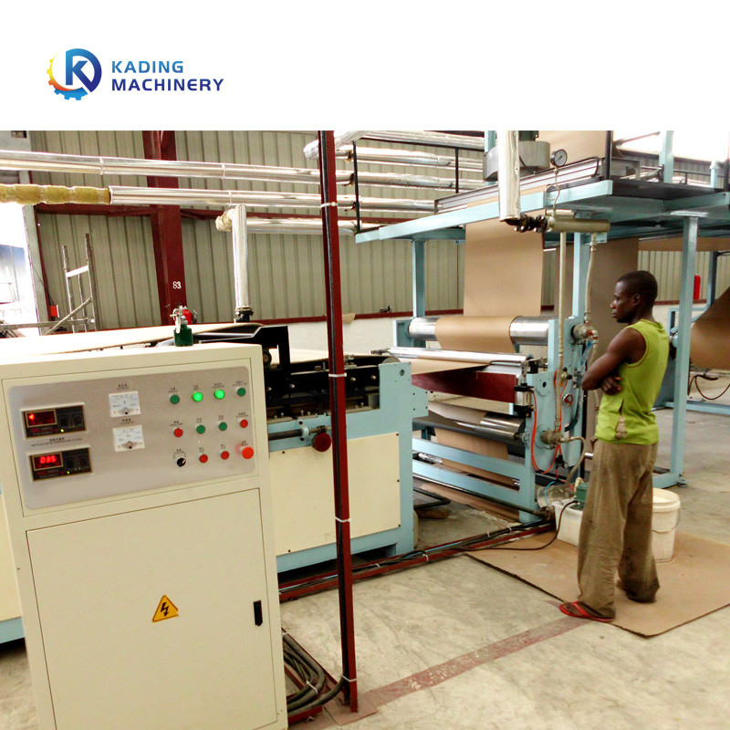 Les feuilles de papier ont ridé faire la machine avec la grande vitesse de ceinture de trois sections